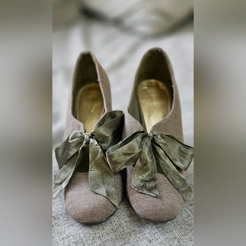 🌟 Rare Herringbone Gray Knit Pump Heels With Satin Bow🌟 - Picture 3 of 13